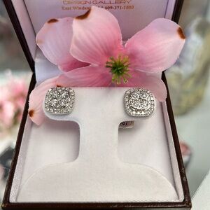 14 Beautiful W/G Cluster studs with 1.16 TDW